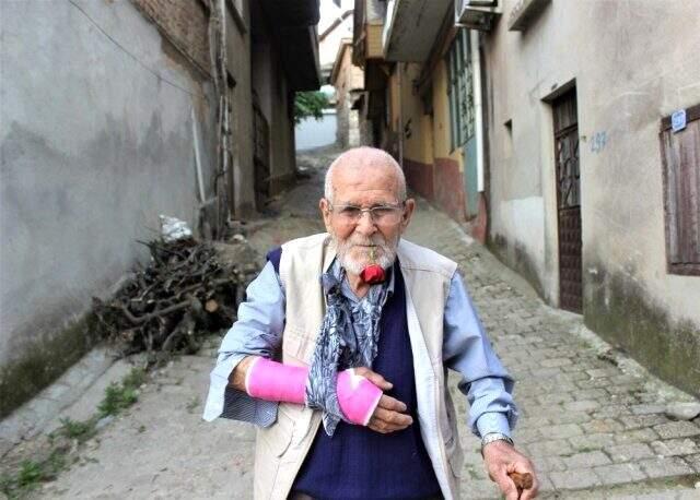 62 yıldır ağzındaki gülle yaşayan Gül Dede, virüse meydan okuyor 62 yıldır ağzındaki gülle yaşayan Gül Dede, virüse meydan okuyor