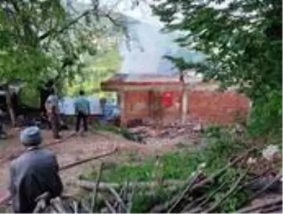 7 kişilik aile yangına uykuda yakalandı, eşyalar küle döndü 7 kişilik aile yangına uykuda yakalandı, eşyalar küle döndü