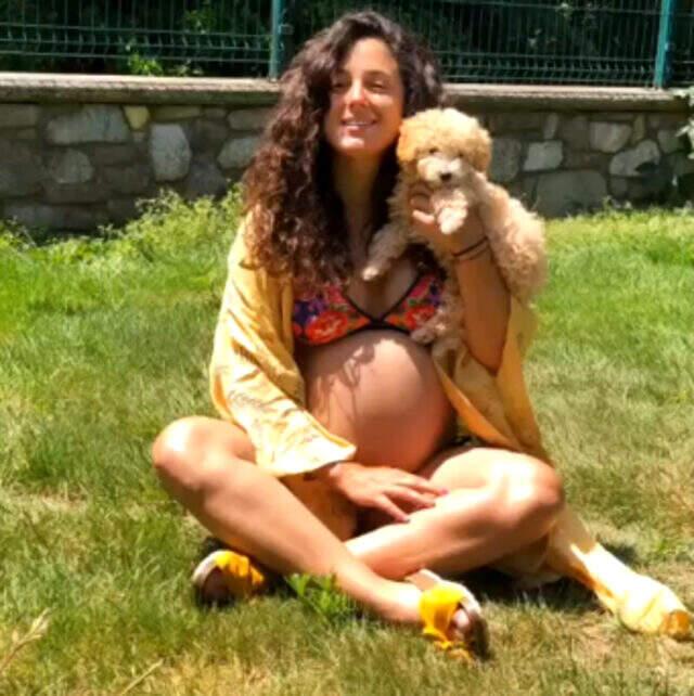 9 aylık hamile Cansu Tosun, bikinili pozlarını paylaştı