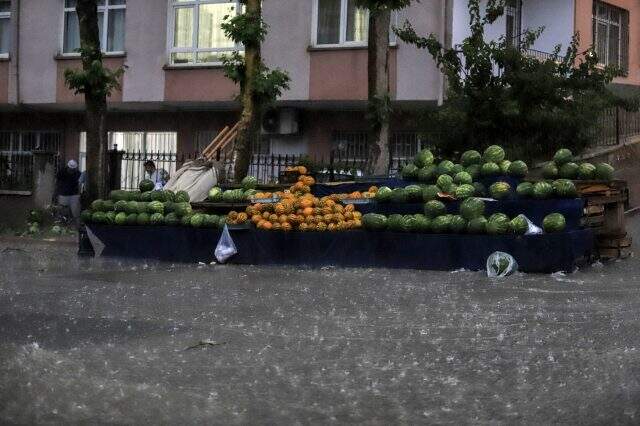 Ankara'da sağanak etkili oldu, yollar göle döndü