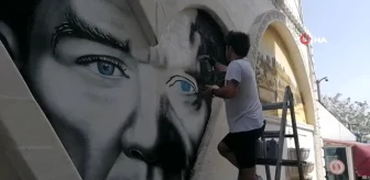 Anne ve babasından ilham alan grafiti sanatçısı duvarları tabloya dönüştürüyor