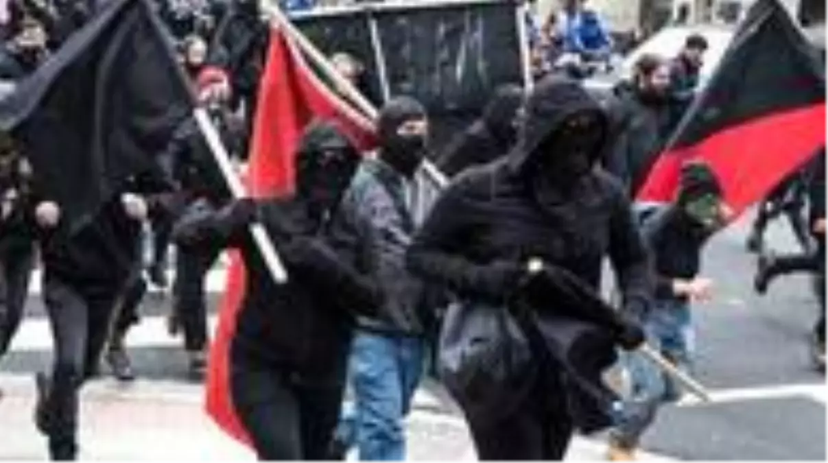 Antifa nedir? Antifa örgütü kimdir? Antifa ideolojisi nedir? Amerika'da Antifa eylemcileri! Trump'ın terör örgütü ilan ettiği Antifa!
