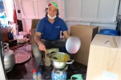 Avukat pazarda enginar pişirip halka ikram etti