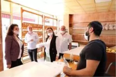 Başkan Hürriyet'ten Kuruçeşme esnafına maske dağıttı Başkan Hürriyet'ten Kuruçeşme esnafına maske dağıttı