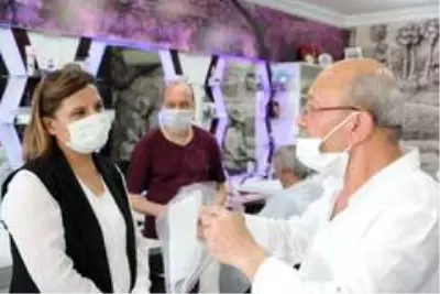 Başkan Hürriyet'ten Kuruçeşme esnafına maske dağıttı Başkan Hürriyet'ten Kuruçeşme esnafına maske dağıttı