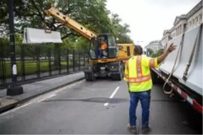 Beyaz Saray etrafındaki beton bariyerler kaldırılıyor Beyaz Saray etrafındaki beton bariyerler kaldırılıyor