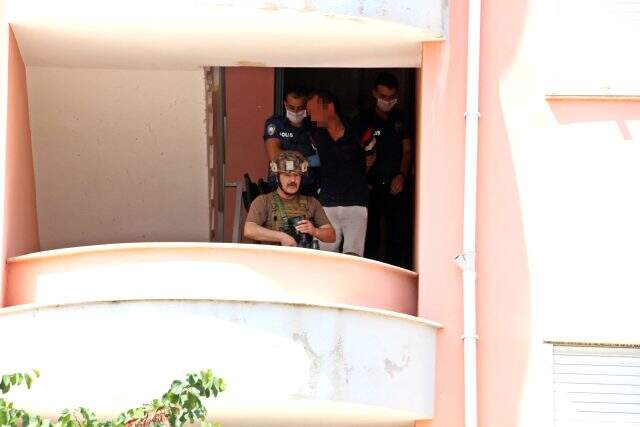 Eşyaları sokağa atan adam, kapıyı açmayınca özel harekat polisi operasyon düzenledi