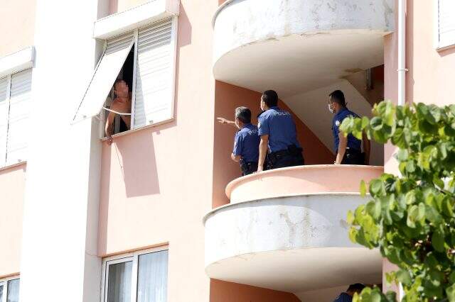 Eşyaları sokağa atan adam, kapıyı açmayınca özel harekat polisi operasyon düzenledi