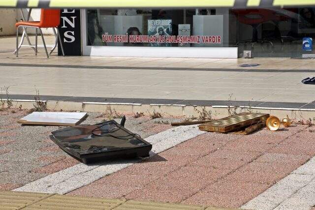 Eşyaları sokağa atan adam, kapıyı açmayınca özel harekat polisi operasyon düzenledi