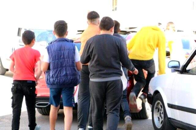 Gelin arabasından bahşiş almak isteyen çocuklar canlarını hiçe saydılar
