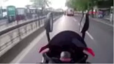 KABATAŞ’TA MOTOSİKLETLİLERİN ÇARPIŞMA ANI KASK KAMERASINDA