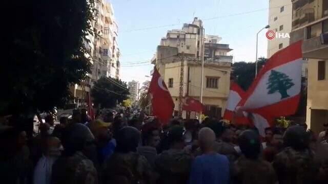 Lübnan'da Türkiye'ye hakaret eden televizyon kanalı protesto edildi Lübnan'da Türkiye'ye hakaret eden televizyon kanalı protesto edildi