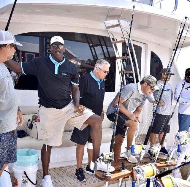 Michael Jordan, ekibiyle birlikte katıldığı bir etkinlikte 201 kiloluk balık avladı Michael Jordan, ekibiyle birlikte katıldığı bir etkinlikte 201 kiloluk balık avladı