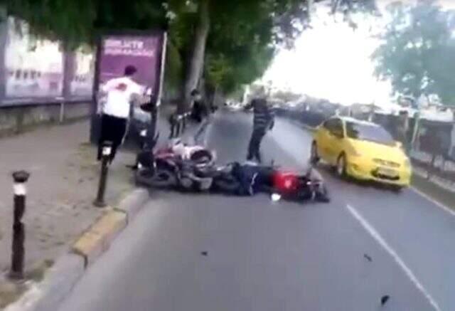 Otobüs yüzünden meydana gelen motosiklet kazası kask kamerasına yansıdı