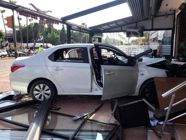 Şarkıcı Lara'ya Alanya'da otomobil çarptı Şarkıcı Lara'ya Alanya'da otomobil çarptı