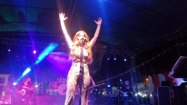 Şarkıcı Lara'ya Alanya'da otomobil çarptı Şarkıcı Lara'ya Alanya'da otomobil çarptı