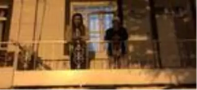 Şavşatlılar, sokaklarda gezen boz ayıyı görmek için geceyi bekliyor
