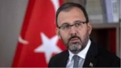 Spor Bakanı Kasapoğlu’nun paylaştığı ankette Alex, Hagi’yi az farkla geride bıraktı