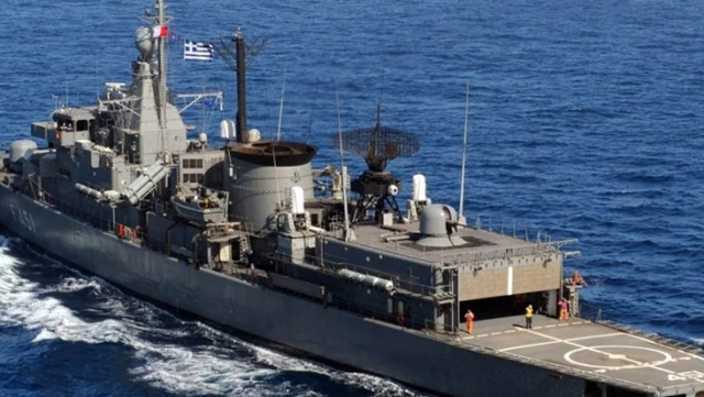 Türk kargo gemisini durdurmaya çalışan Yunan güçleri, geçilen anons sonrası korkup geri adım attı