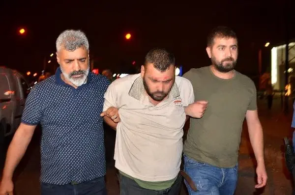 Sürücüsünün polise çarpıp kaçtığı otomobilden 16 kilo esrar çıktı Sürücüsünün polise çarpıp kaçtığı otomobilden 16 kilo esrar çıktı