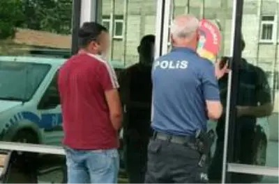 Kendisini hastaneye götüren sağlık personelini ambulans içinde taciz etti Kendisini hastaneye götüren sağlık personelini ambulans içinde taciz etti