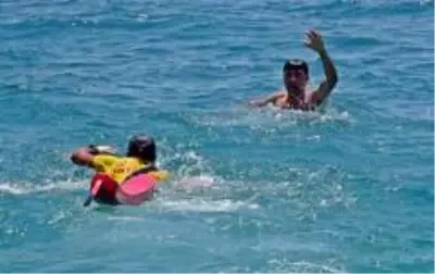 Antalya'da denizdeki 'sosyal mesafeyi' cankurtaranlar sağlıyor Antalya'da denizdeki 'sosyal mesafeyi' cankurtaranlar sağlıyor