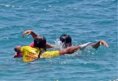 Antalya'da denizdeki 'sosyal mesafeyi' cankurtaranlar sağlıyor Antalya'da denizdeki 'sosyal mesafeyi' cankurtaranlar sağlıyor