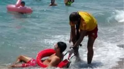 Antalya'da denizdeki 'sosyal mesafeyi' cankurtaranlar sağlıyor Antalya'da denizdeki 'sosyal mesafeyi' cankurtaranlar sağlıyor