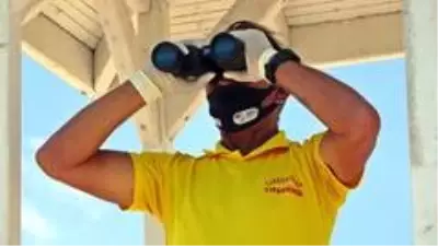 Antalya'da denizdeki 'sosyal mesafeyi' cankurtaranlar sağlıyor Antalya'da denizdeki 'sosyal mesafeyi' cankurtaranlar sağlıyor