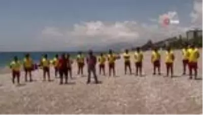 Antalya'da denizdeki 'sosyal mesafeyi' cankurtaranlar sağlıyor Antalya'da denizdeki 'sosyal mesafeyi' cankurtaranlar sağlıyor
