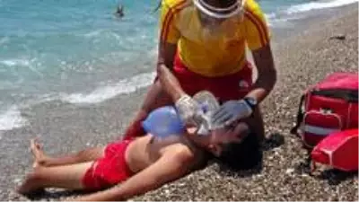 Antalya'da denizdeki 'sosyal mesafeyi' cankurtaranlar sağlıyor Antalya'da denizdeki 'sosyal mesafeyi' cankurtaranlar sağlıyor