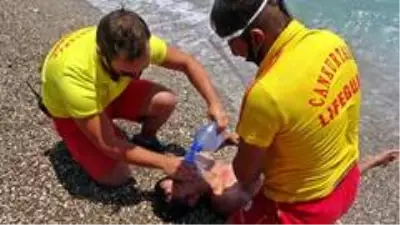 Antalya'da denizdeki 'sosyal mesafeyi' cankurtaranlar sağlıyor Antalya'da denizdeki 'sosyal mesafeyi' cankurtaranlar sağlıyor