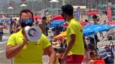 Antalya'da denizdeki 'sosyal mesafeyi' cankurtaranlar sağlıyor Antalya'da denizdeki 'sosyal mesafeyi' cankurtaranlar sağlıyor