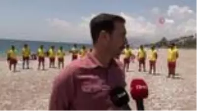 Antalya'da denizdeki 'sosyal mesafeyi' cankurtaranlar sağlıyor Antalya'da denizdeki 'sosyal mesafeyi' cankurtaranlar sağlıyor