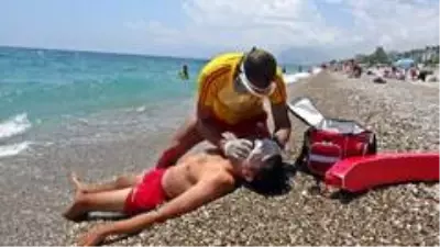 Antalya'da denizdeki 'sosyal mesafeyi' cankurtaranlar sağlıyor Antalya'da denizdeki 'sosyal mesafeyi' cankurtaranlar sağlıyor