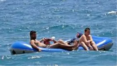 Antalya'da denizdeki 'sosyal mesafeyi' cankurtaranlar sağlıyor Antalya'da denizdeki 'sosyal mesafeyi' cankurtaranlar sağlıyor
