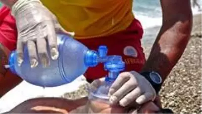 Antalya'da denizdeki 'sosyal mesafeyi' cankurtaranlar sağlıyor Antalya'da denizdeki 'sosyal mesafeyi' cankurtaranlar sağlıyor