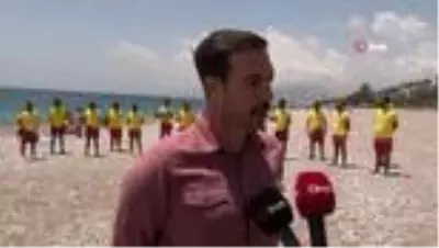 Antalya'da denizdeki 'sosyal mesafeyi' cankurtaranlar sağlıyor Antalya'da denizdeki 'sosyal mesafeyi' cankurtaranlar sağlıyor