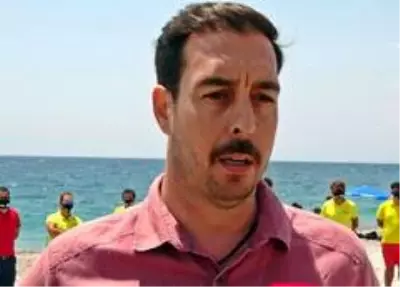 Antalya'da denizdeki 'sosyal mesafeyi' cankurtaranlar sağlıyor Antalya'da denizdeki 'sosyal mesafeyi' cankurtaranlar sağlıyor