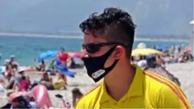 Antalya'da denizdeki 'sosyal mesafeyi' cankurtaranlar sağlıyor Antalya'da denizdeki 'sosyal mesafeyi' cankurtaranlar sağlıyor