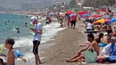 Antalya'da denizdeki 'sosyal mesafeyi' cankurtaranlar sağlıyor Antalya'da denizdeki 'sosyal mesafeyi' cankurtaranlar sağlıyor