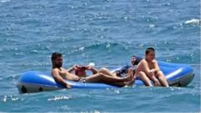 Antalya'da denizdeki 'sosyal mesafeyi' cankurtaranlar sağlıyor Antalya'da denizdeki 'sosyal mesafeyi' cankurtaranlar sağlıyor