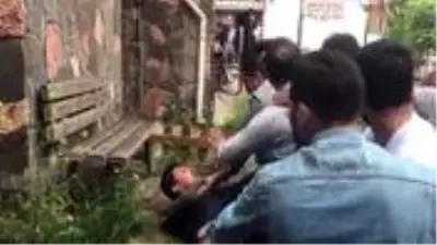 Bir grup vatandaş, sokak ortasında baldızı ile tartışan genci linç etmek istedi Bir grup vatandaş, sokak ortasında baldızı ile tartışan genci linç etmek istedi