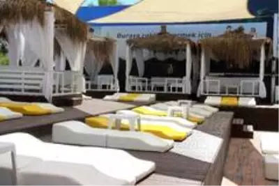 Bodrum'da sahiller boş kalınca şezlong ücretleri kalktı Bodrum'da sahiller boş kalınca şezlong ücretleri kalktı