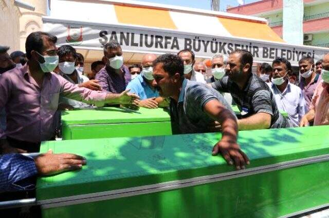 Boğularak ölen yeğenlerini taşıyan cenaze aracının önünde diz çöküp, feryat etti