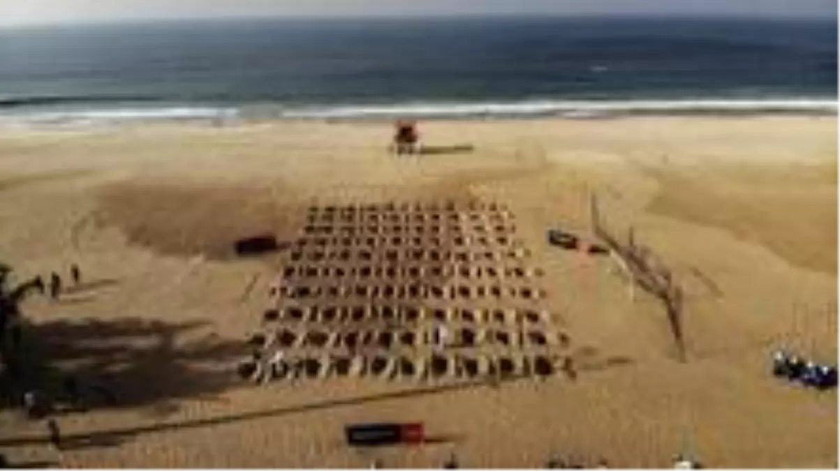 Brezilya'nın ünlü plajında kazılan sembolik mezarlarla hükümete tepki