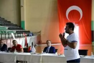 Bülent Uygun, gözyaşlarına hakim olamadı Bülent Uygun, gözyaşlarına hakim olamadı