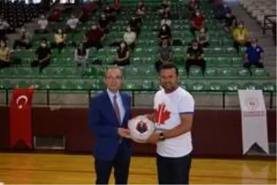 Bülent Uygun, gözyaşlarına hakim olamadı Bülent Uygun, gözyaşlarına hakim olamadı
