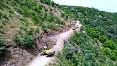 Büyükşehir dağ tepe dinlemeden yol çalışmalarını sürdürüyor