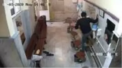 Caminin musluklarını çalan hırsız, saklandığı kamyonette kıskıvrak yakalandı Caminin musluklarını çalan hırsız, saklandığı kamyonette kıskıvrak yakalandı